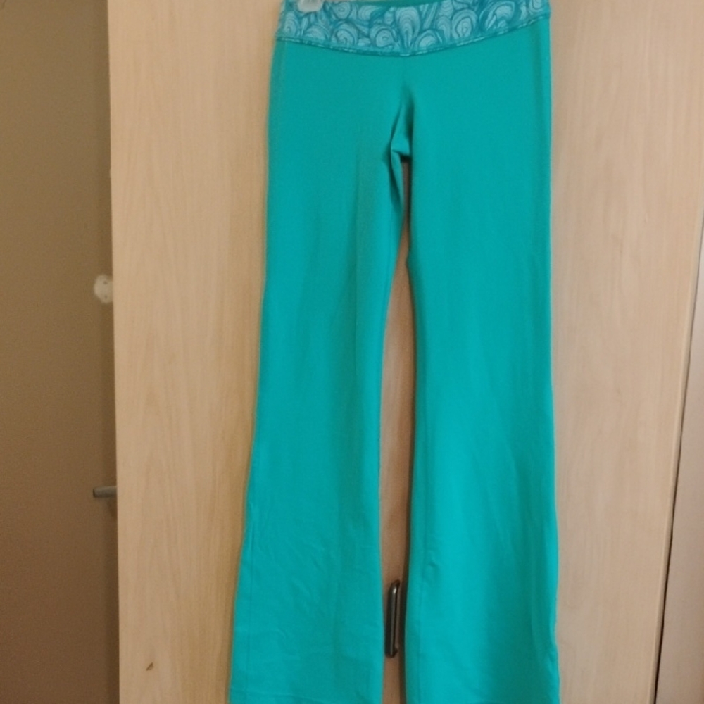 Lululemon Green Yoga Pants with Swirl Waistband